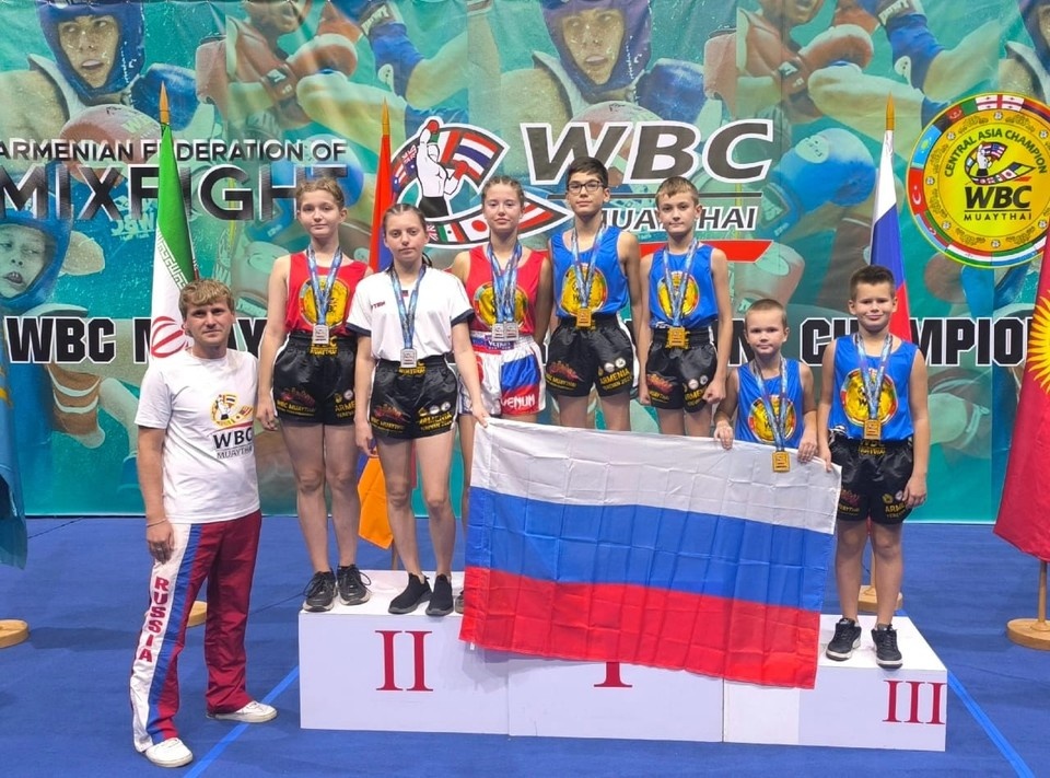    Алексей Потеряхин и его юные чемпионы. Фото из архива Алексея ПОТЕРЯХИНА.