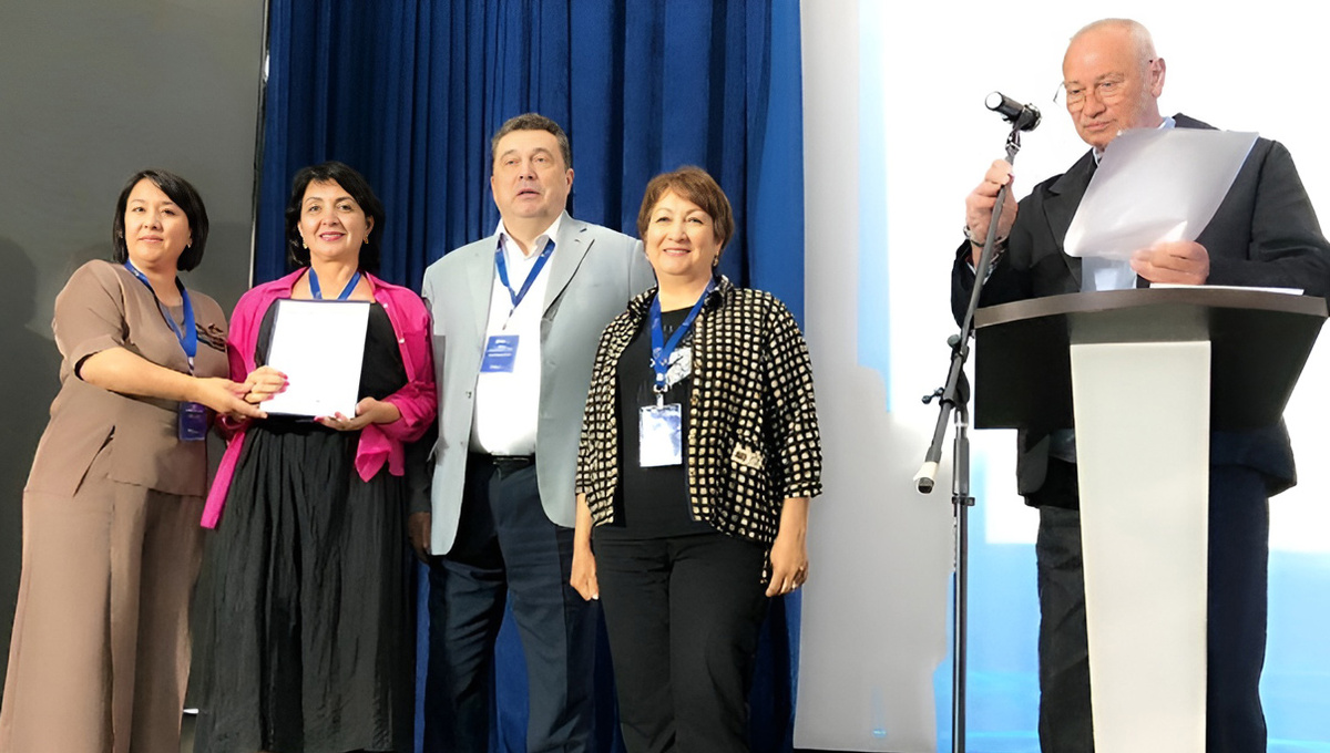 Редакторам республиканских газет Люсане Абидоковой, Фардаус Куловой, Алтынай Атуовой вручил награду председатель Союза журналистов РФ Владимир Соловьев