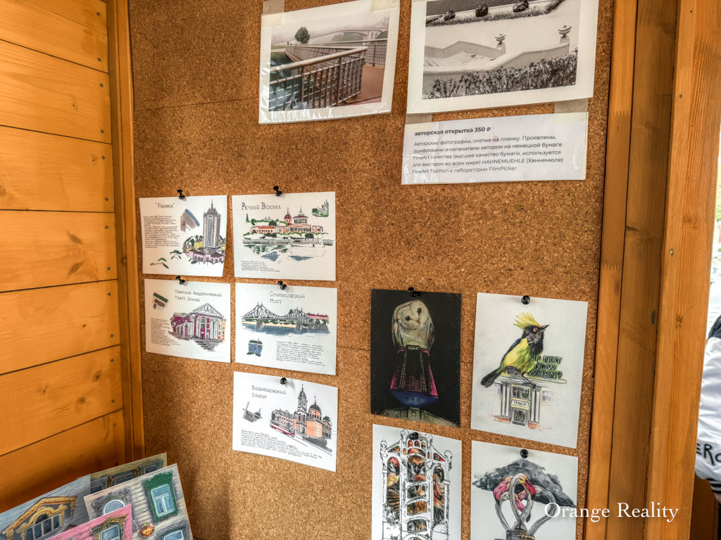 В центре можно купить сувениры, заказать экскурсию