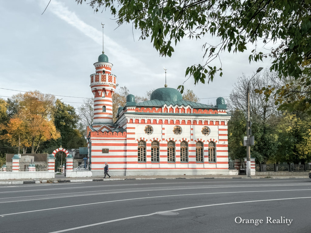 Напротив - Соборная мечеть