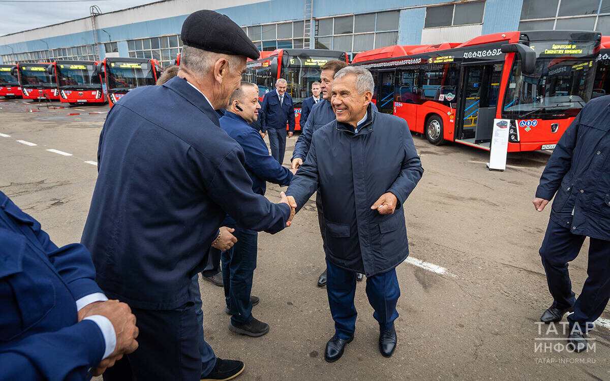 ​На передачу партии из 65 машин приехали Рустам Минниханов и Ильсур Метшин. Фото: © Владимир Васильев / «Татар-информ»