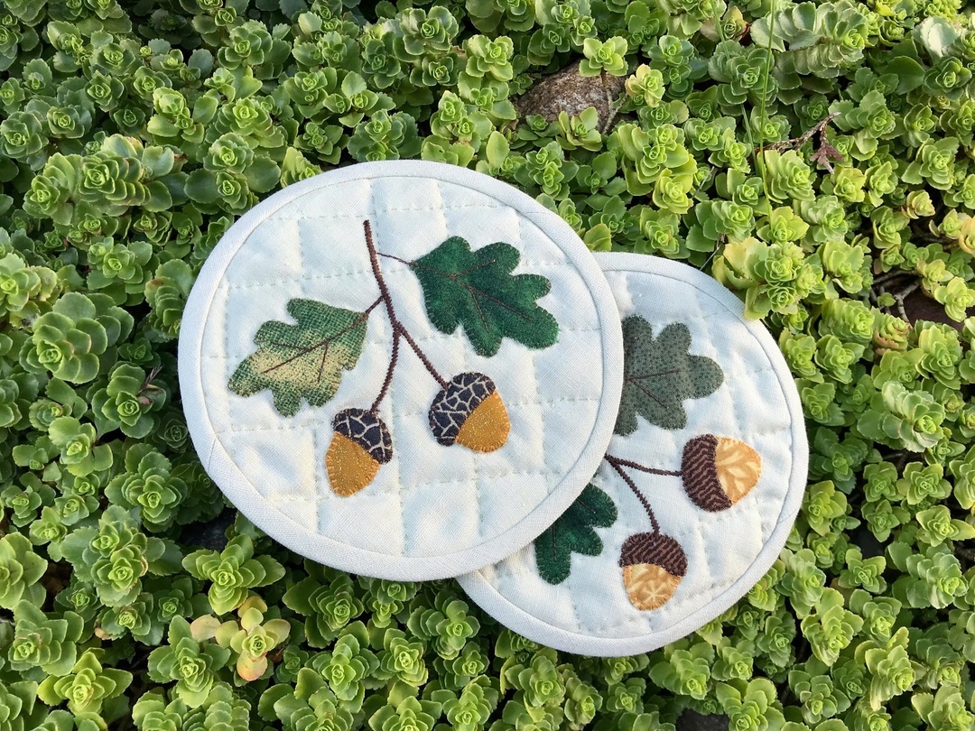 Подставки под горячее из остатков ткани. Аппликация с открытым срезом, ручная стёжка.