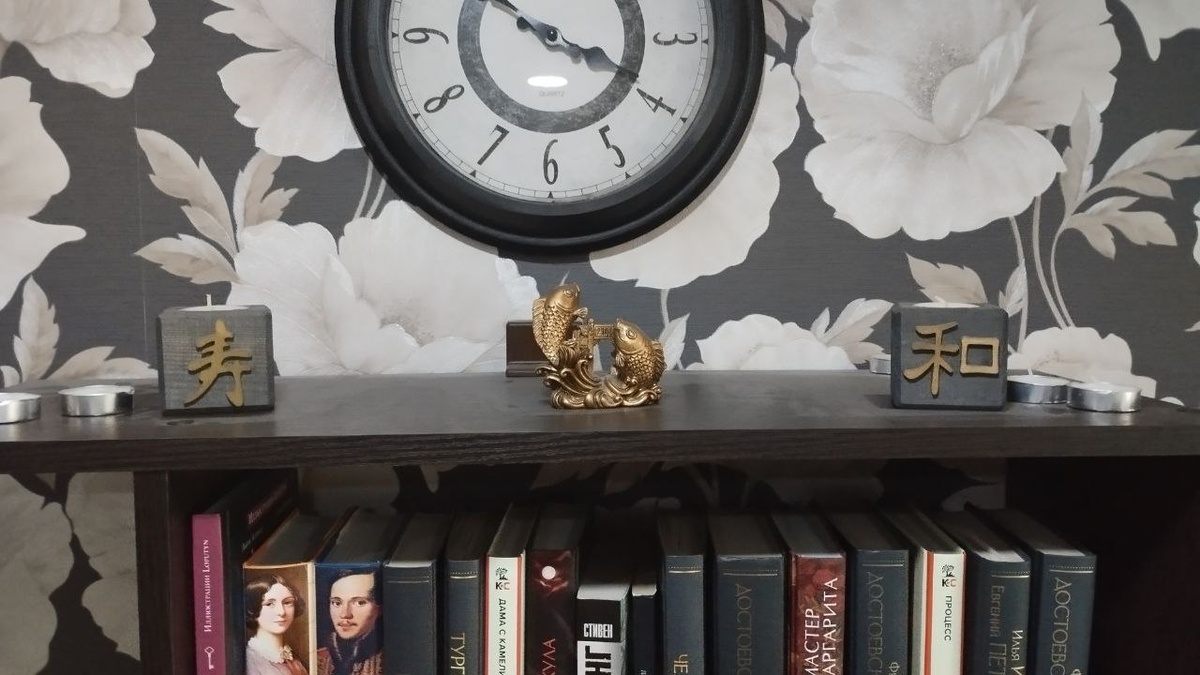 Свечи и фигурки карпов.