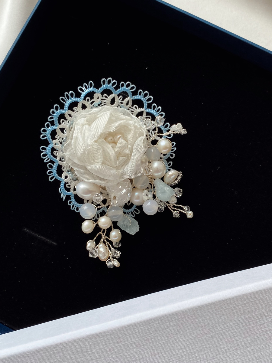 Брошь с цветком и кружевом фриволите