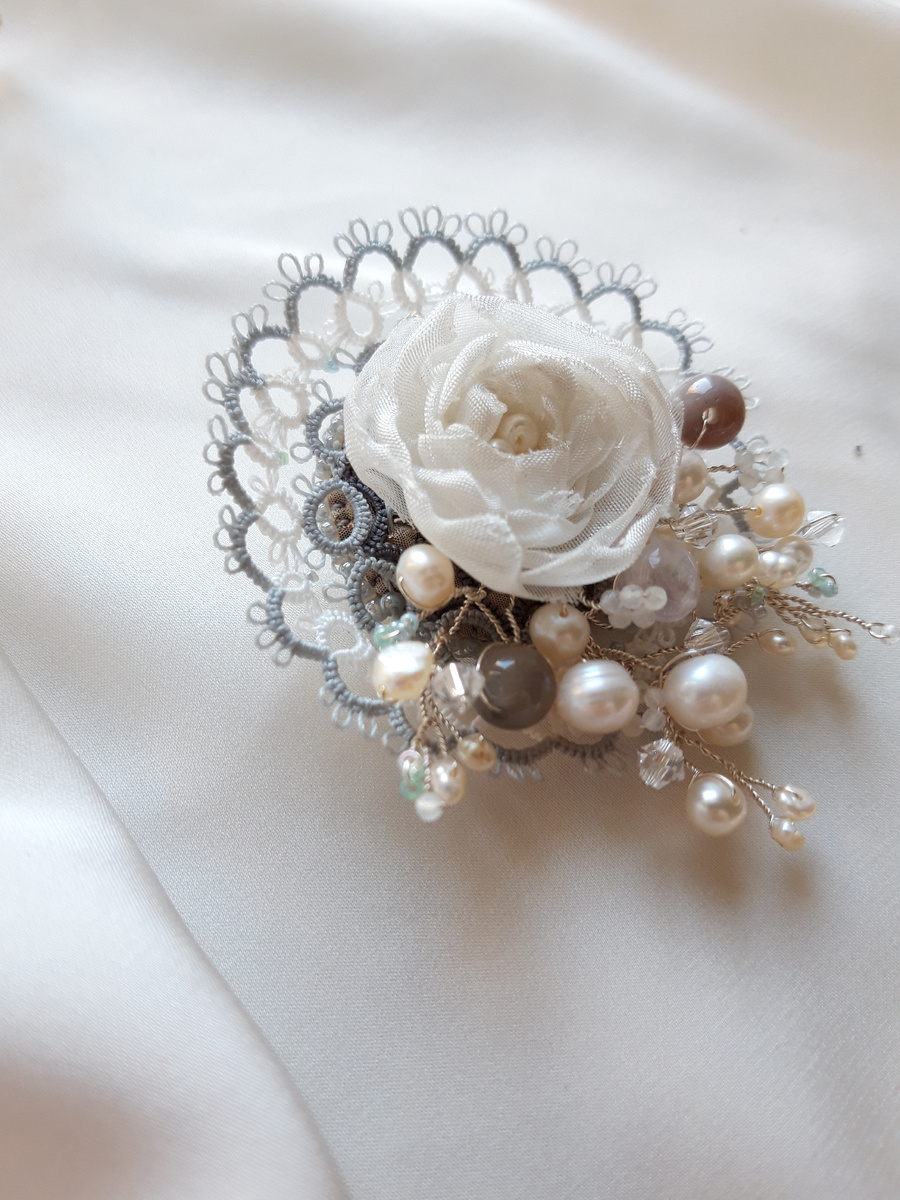 Брошь с цветком из ткани в сером цвете