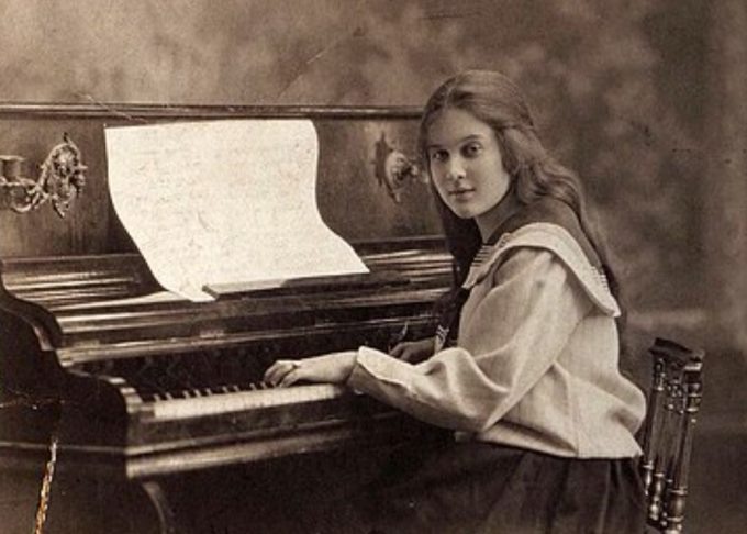 Любовь Орлова в 16 лет / Википедия