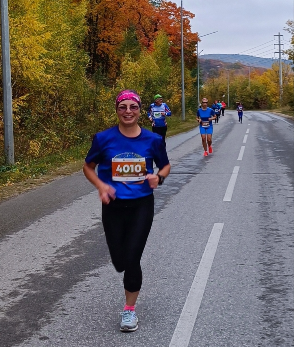 ХХIII Экологический марафон "Самарская Лука", до финиша остаётся около 7-ми километров. Девушка в синих шортах и футболке за моей спиной могла стать третьей в категории Ж 40-49 лет.