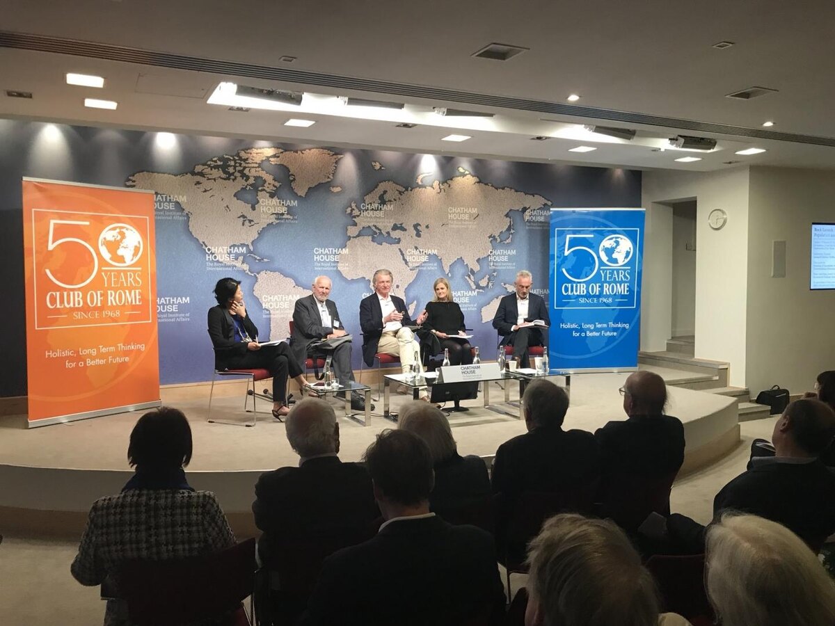 А вот это куда уже более тянет на мировое правительство. Без секретов, анонимности. Сидят и болтают с аудиторией