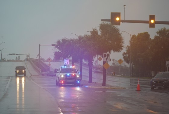    Полиция перекрыла мост, ведущий к острову-барьеру Сент-Пит-Бич, штат Флорида, в преддверии урагана Милтон