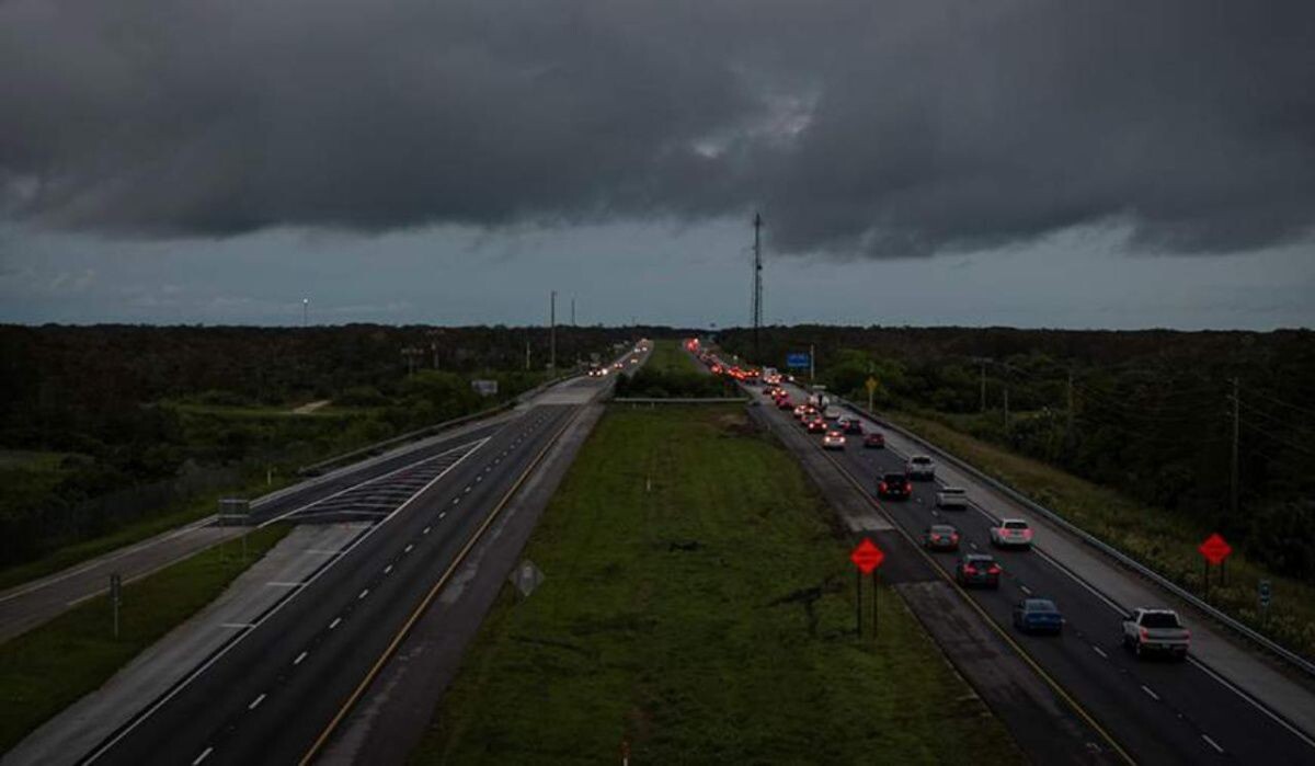     Автомобили на дороге во Флориде. Источник: iz.ru Автор фото: Marco Bello