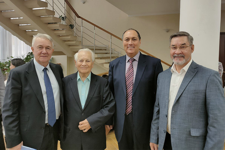    Возглавлявший ИЯЛИ в течение 18 лет Ким Миннуллин (справа) считает, что приостановить негативные языковые тренды не под силу академической организации. «Должна вестись государственная политика», — считает доктор филологических наук.   
Фото: Альфред Мухаметрахимов