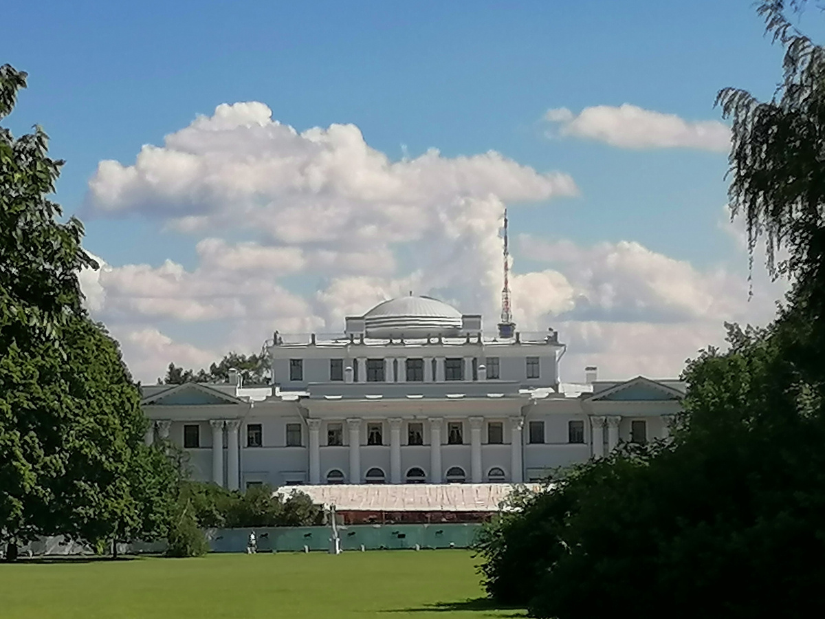 Вид на Елагин дворец 