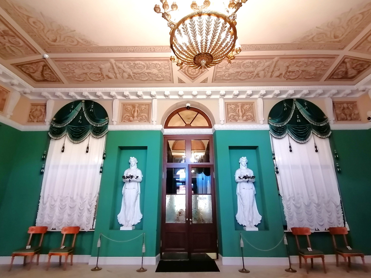 Парадная Передняя. По краям скульптуры жриц богини Весты - хранительница домашнего очага. Скульптор С.С. Пименов. Потолок расписан художником Дж.-Б. Скотти.