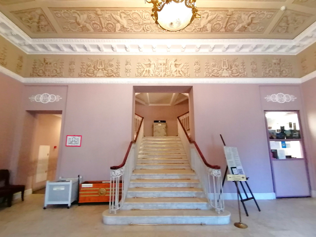 Парадная Передняя. Лестница. Потолок расписан художником Дж.-Б. Скотти.