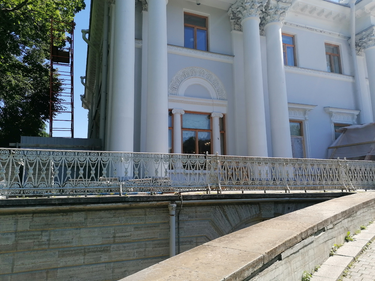 Елагин дворец. Пандус ждёт ремонта.