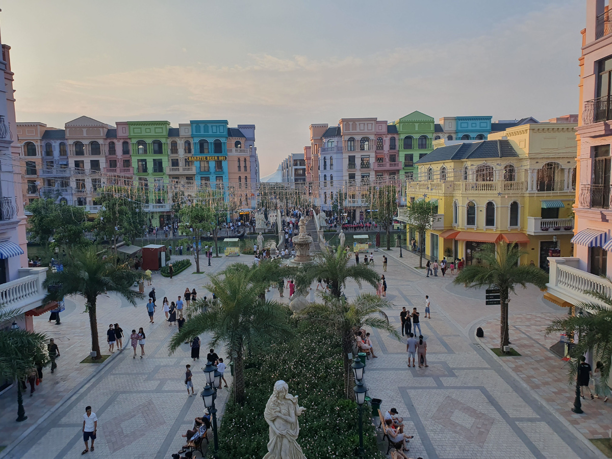 Подразделение Венеция вдохновлено процветающей Италией, где посетители делают покупки, пьют кофе или сидят на гондолах, позволяя своей душе танцевать под музыку на романтической реке. 