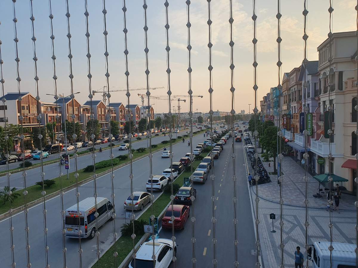 Через дорогу от парка - современные жилые комплексы.