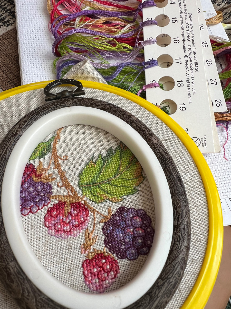 Эта рамочка уже несколько лет ждет вышивки, которая бы в нее оформилась…но все никак…подождет еще😂 и я уверенна, что рано или поздно, она гордо будет обрамлять какую нибудь миниатюрную вышивку! 