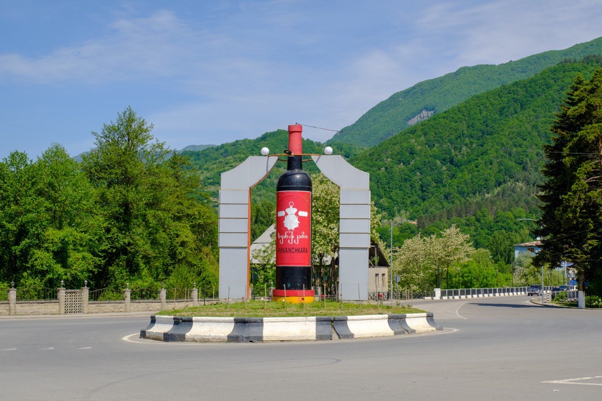 Памятник вину Хванчкара в Раче