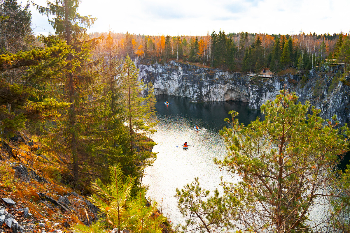 Источник: https://ru.freepik.com/premium-photo/russia-marble-canyon-republic-karelia-natural-landscapes-ruskeala-landscape-golden-autumn_20357529.htm#fromView=search&page=1&position=9&uuid=1028a800-263f-4654-a5ce-4a404819317d&query=Karelia