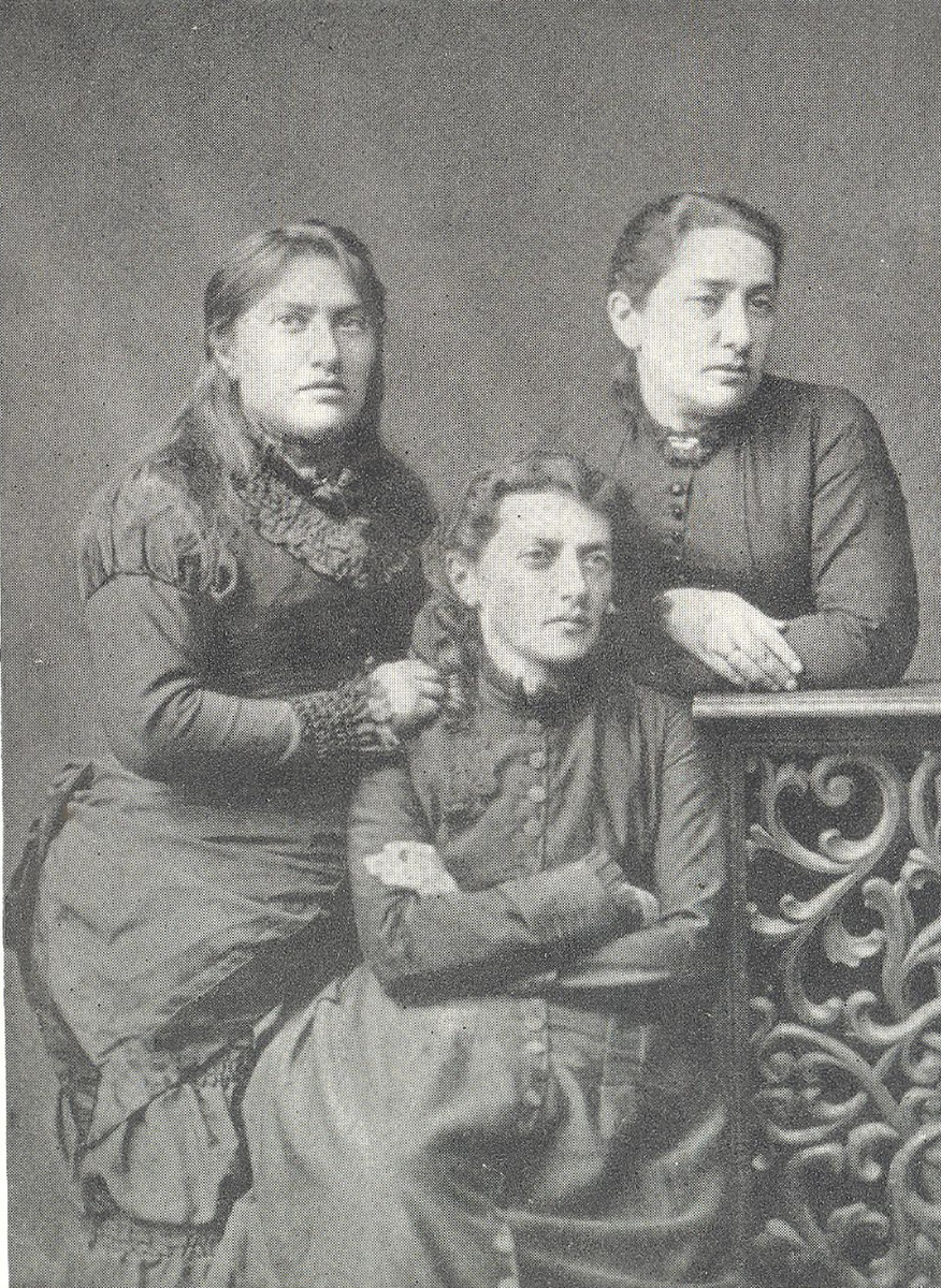 Слева направо: Валентина, Аделаида и Софья. Фото 1860-х гг. Источник изображения: Серова В.С. Как рос мой сын. – Л.: Художник РСФСР, 1968. – С. 24-25: вкл. фот.