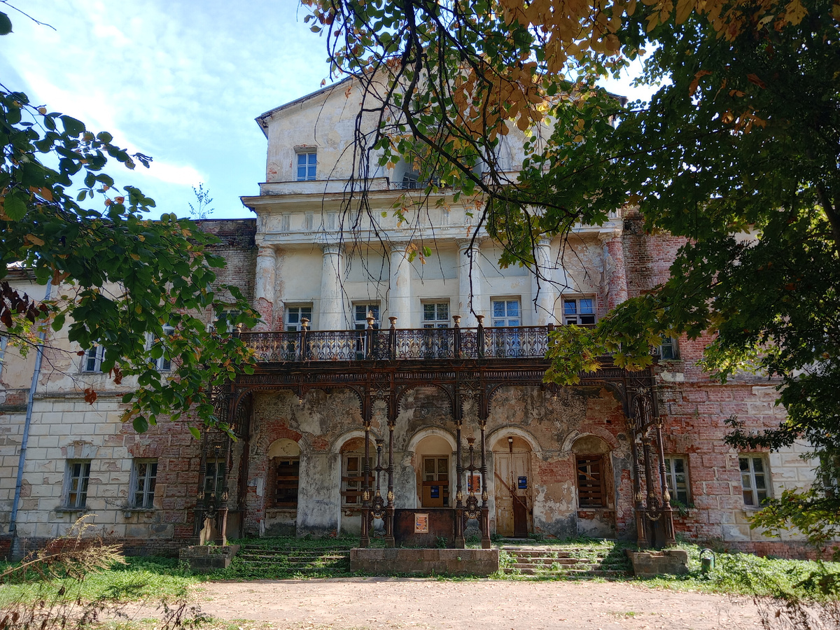Особняк усадьбы Барышниковых ,парадный вход , дата завершения строительства - 1920 год , кованный чугунный балкон , архитектор Р. Жеральди 