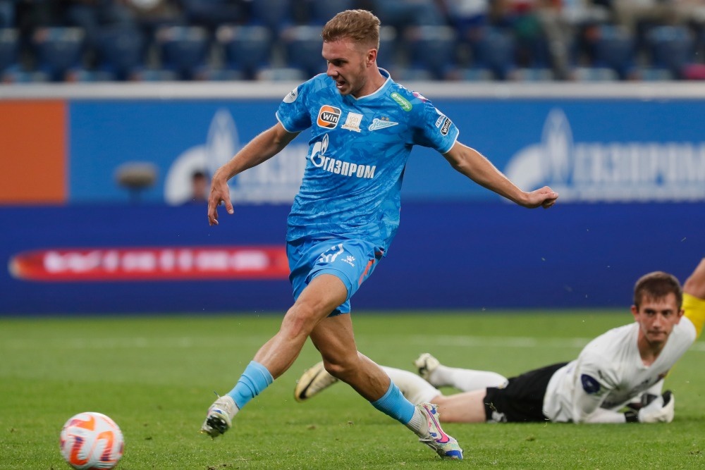    По мнению Андрея Ещенко, зенитовец Глушенков должен не только забивать, но и помогать обороне. / РИА Новости