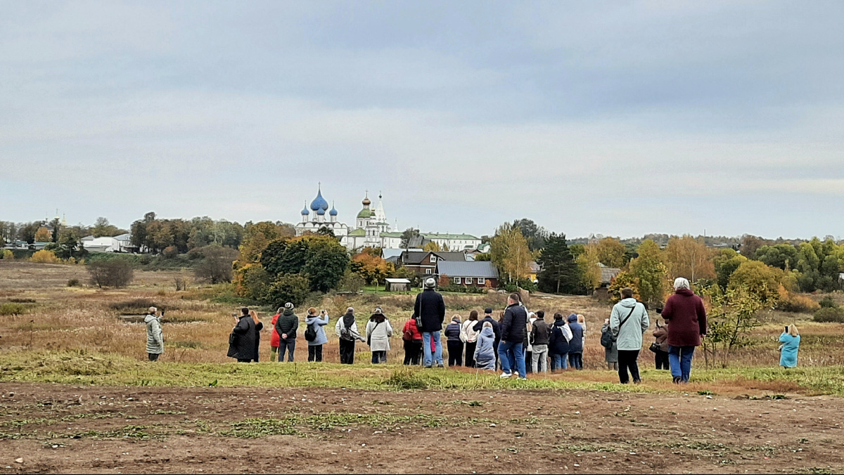Наша группа любуется видами Суздаля