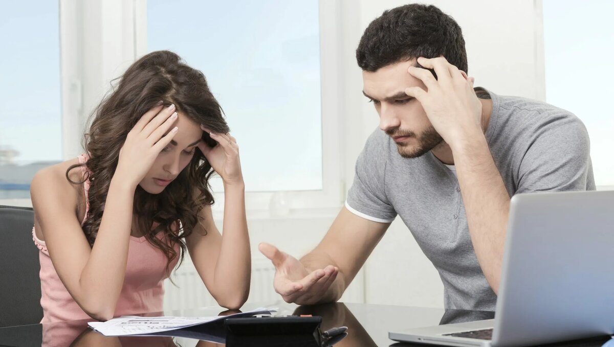 Яндекс картинка из свободного доступа. Молодые в тоске . Где взять детей что бы избежать налога на бездетность... Печалька..