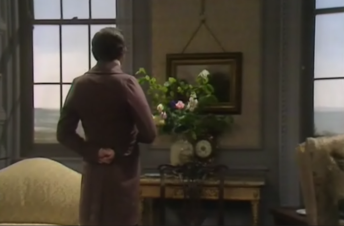 Самое начало повествования: мистер Найтли картинно стоит спинок к зрителям.