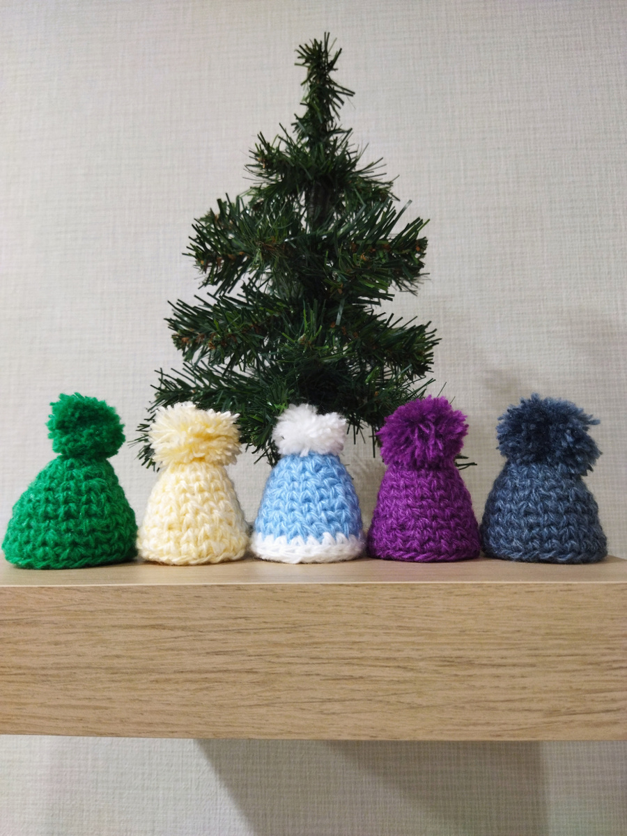 Шапки с помпоном из акриловой пряжи крючком