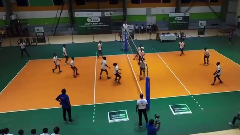    430 игроков приняли участие в волейбольном матче в Индии.Скриншот видео