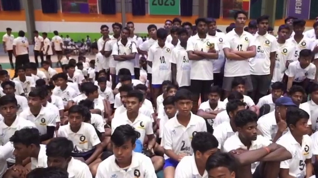    Участники рекордного волейбольного матча в Индии.Скриншот видео