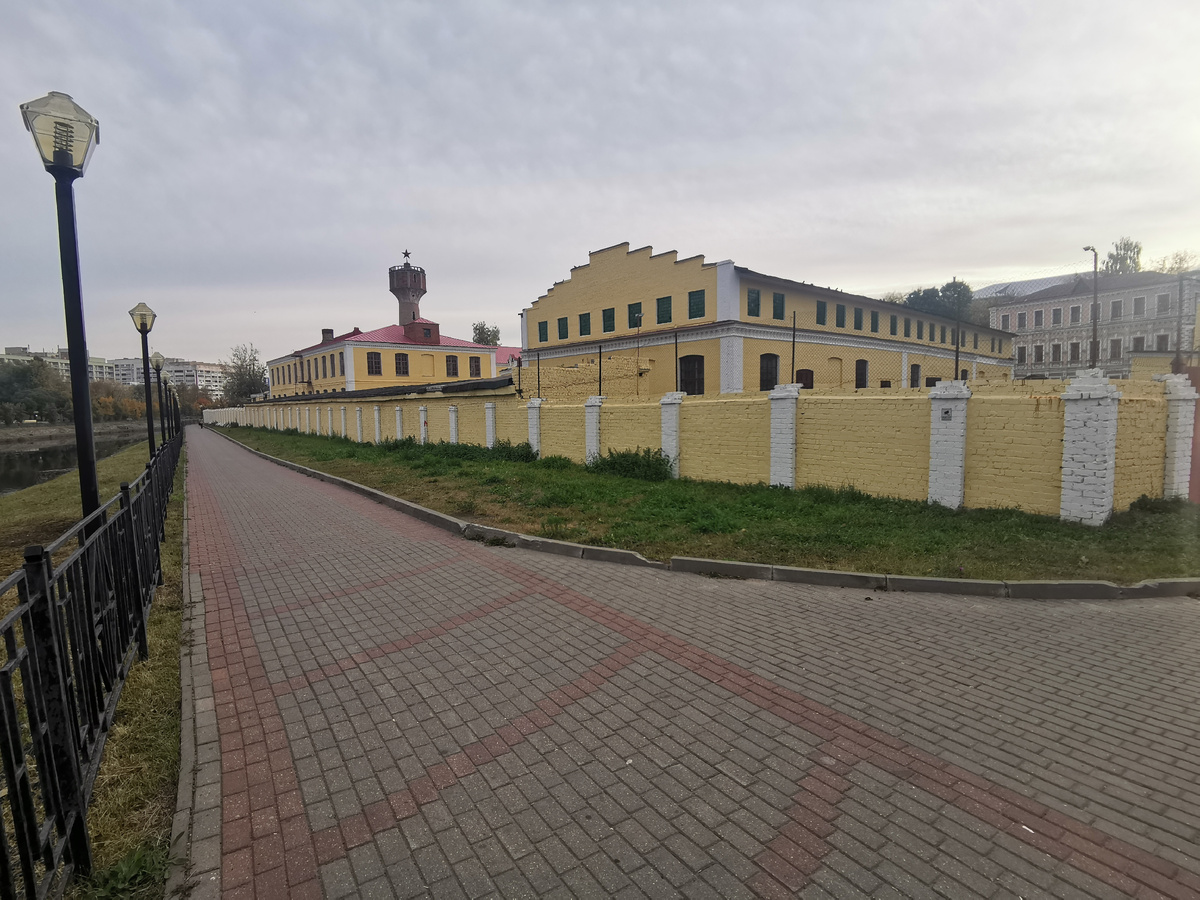 Это Иваново центрально-образцовое, для открыток. Набережная речки Уводь.