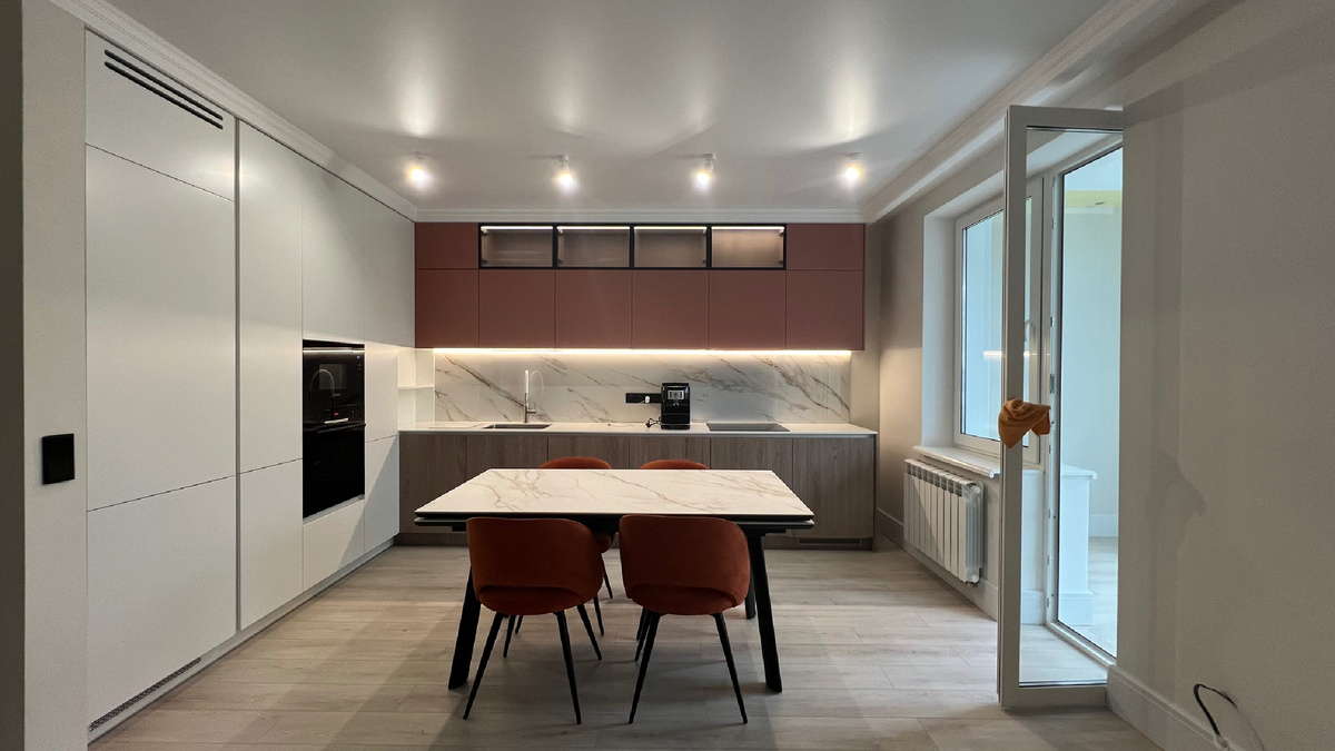 Кухня до того, как мы въехали в квартиру. Больше я её такой не видела :)