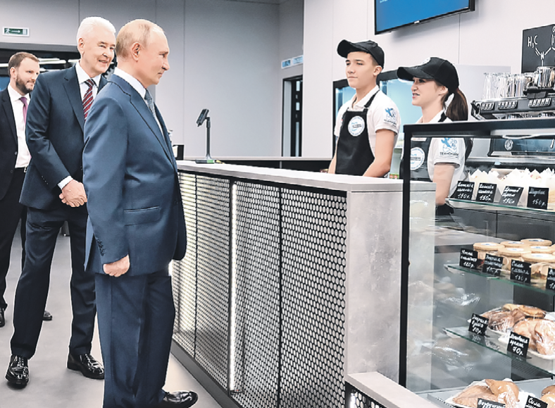 Когда Владимир Путин и Сергей Собянин  подошли к стойке, глаза юного бармена округлились, как две чашки. Но кофе сделал отменный - гостям понравилось. Фото: Кристина КОРМИЛИЦЫНА/РИА Новости