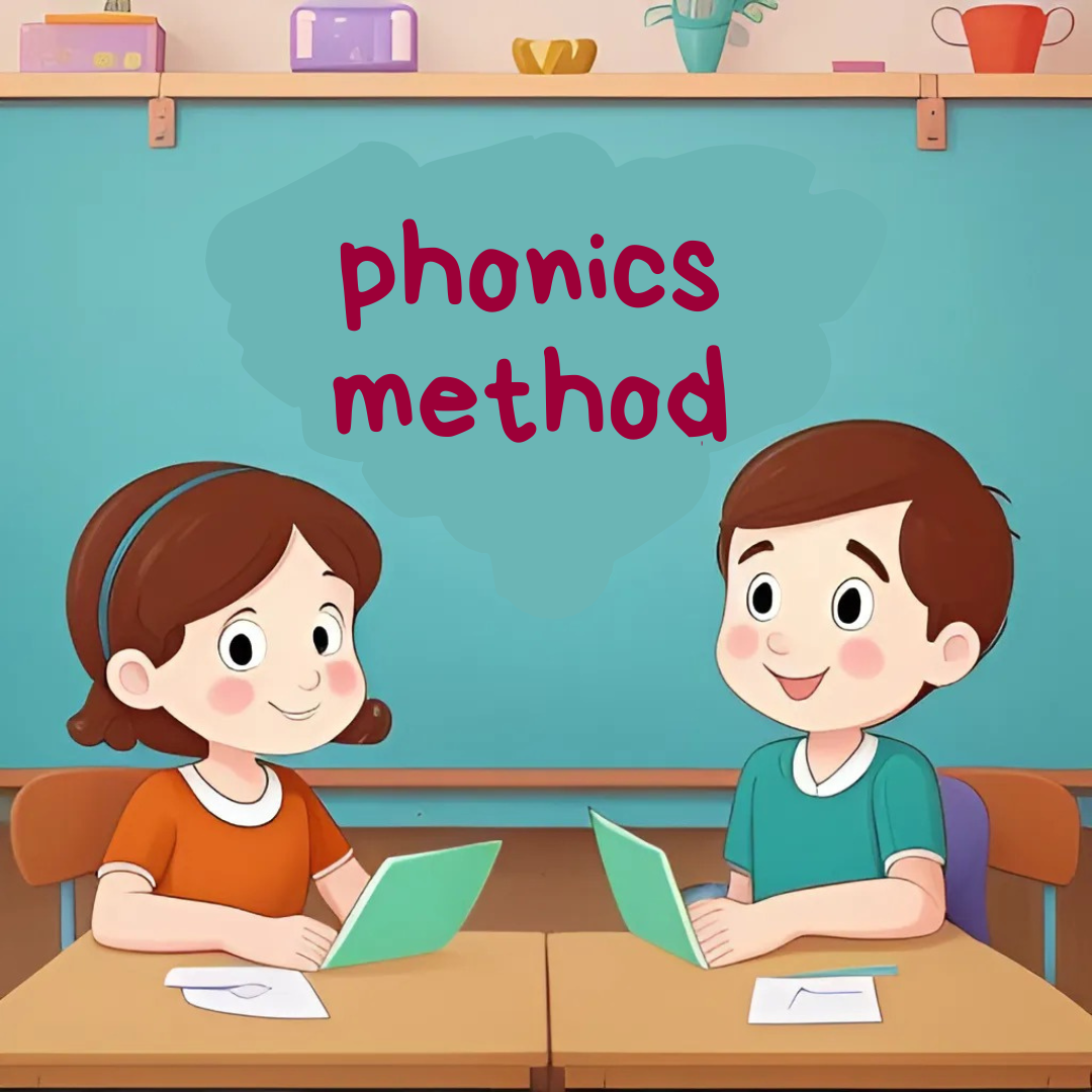 Двое детей сидят за столом в классе, на стене которого висит табличка с надписью "метод фониксов"