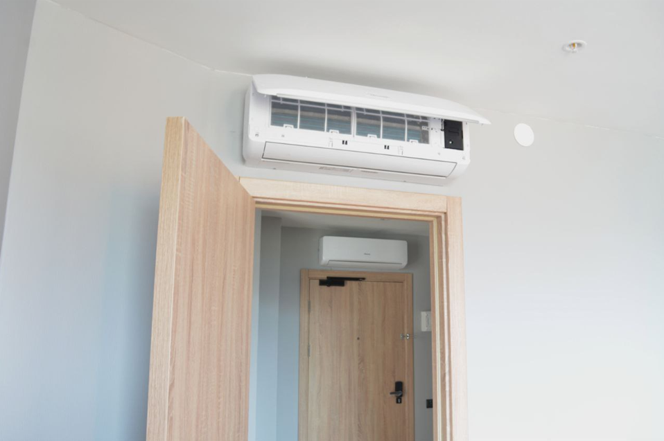 Установка кондиционера над дверным проёмом