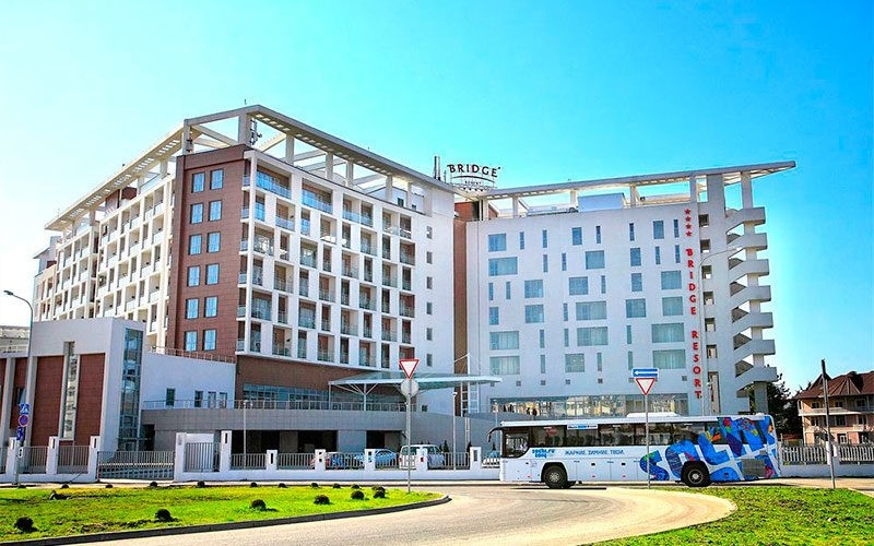 Bridge Resort Sochi 4* - одна из многих сочинских гостиниц, уже сегодня работающих по принципу Pets Friendly.   В этом отеле вашему другу создадут все условия и даже предоставят целый набор вещей, необходимых для четвероногого путешественника. Правда, и цены в этом отеле тоже приличные.