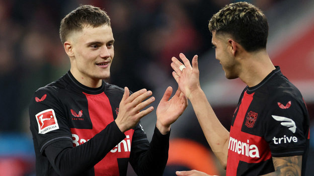    Флориан Вирц и Эсекиэль Паласиос. Reuters