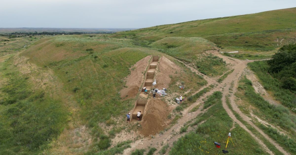     Раскопки стоянки Узынагаш 3. Ступенчатая траншея вскрывает лессовые отложения стоянки с многочисленными культурными слоями / Пресс-служба Института археологии РАН