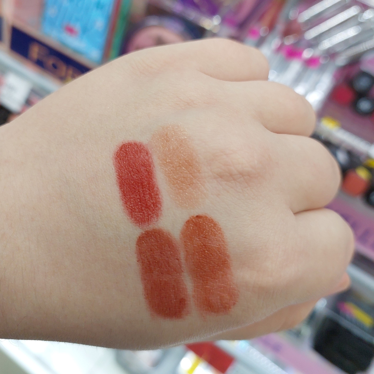 Бальзам для губ Parisa: свотчи (верхний ряд - Bloom, Latte, нижний ряд - Naked, Toast of NY).