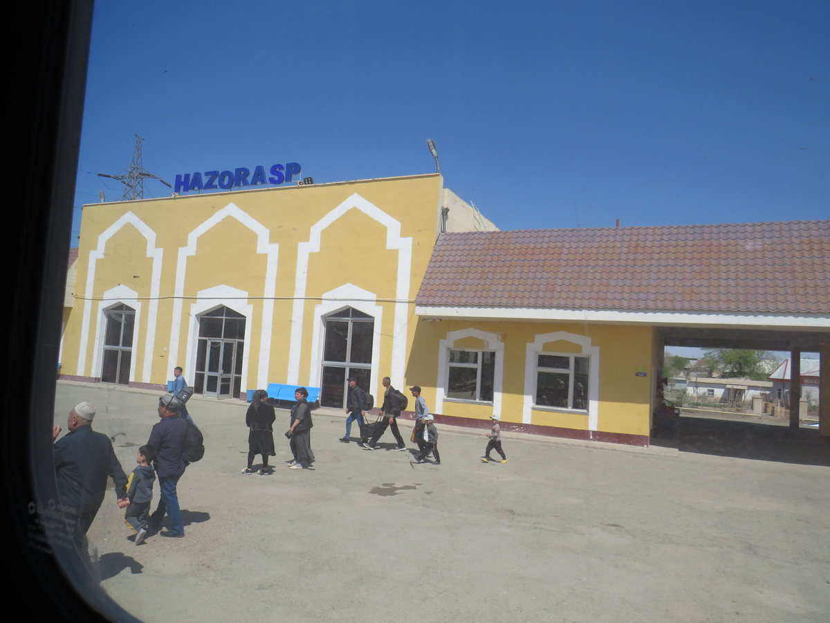 Вокзал в поселке Хазарасп (Узбекистан)