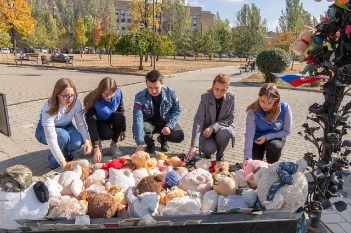    Волонтёры Камчатки возложили игрушки к мемориалу «Аллея ангелов» в ДНР