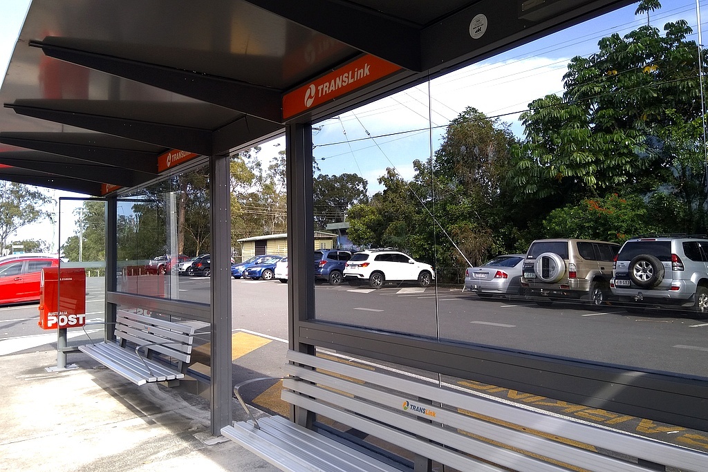 Автобусная остановка, от нашего дома до неё - 10 км