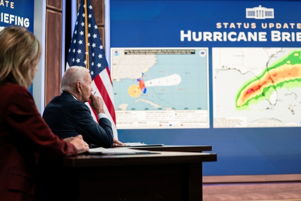    Президент США Джо Байден во время совещания по теме надвигающегося урагана. REUTERS