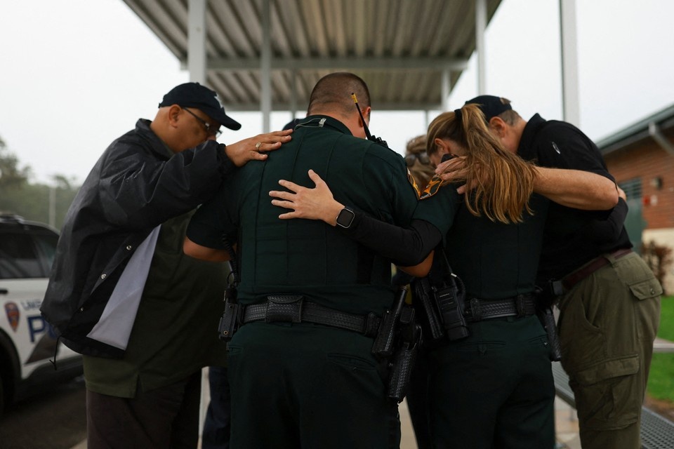    Полицейским штата Флорида остаётся молиться о благополучном исходе. REUTERS