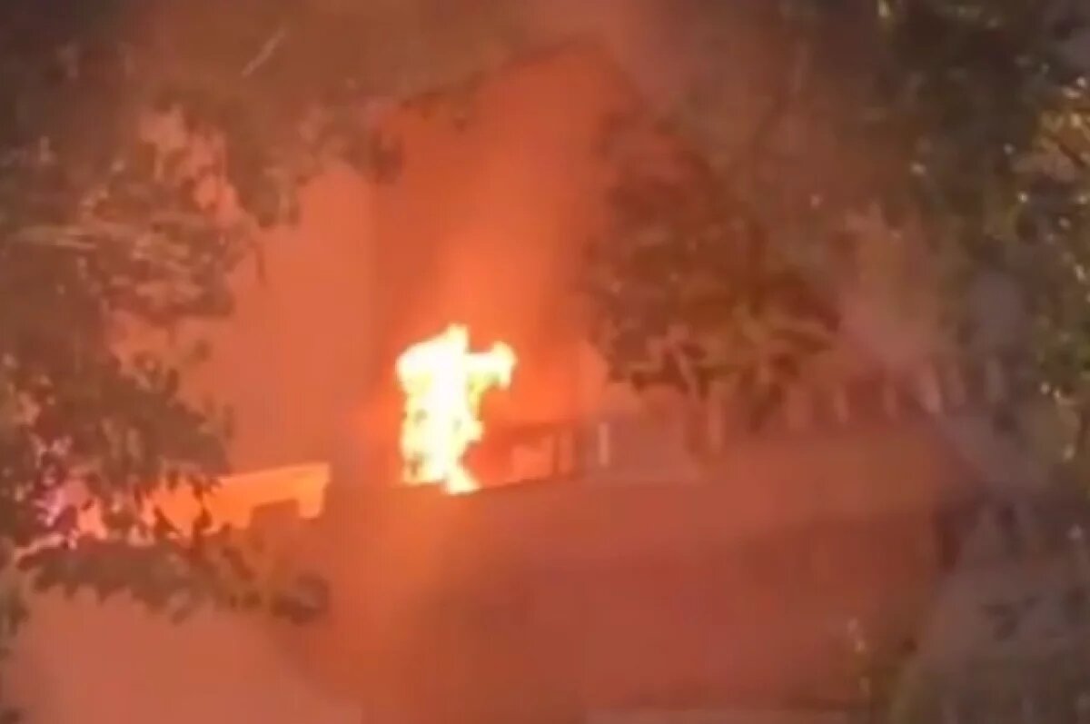    Пожарные тушат возгорание в московской квартире на шестом этаже