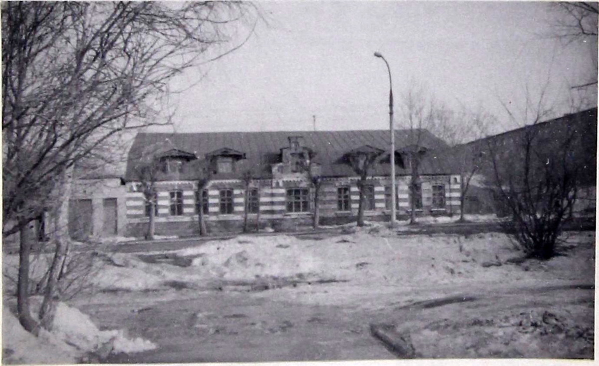 Здание бытовки винокуренного завода на углу улиц Шарташская и Бажова, 1980-1989 гг., Источник: https://pastvu.com/p/1497058