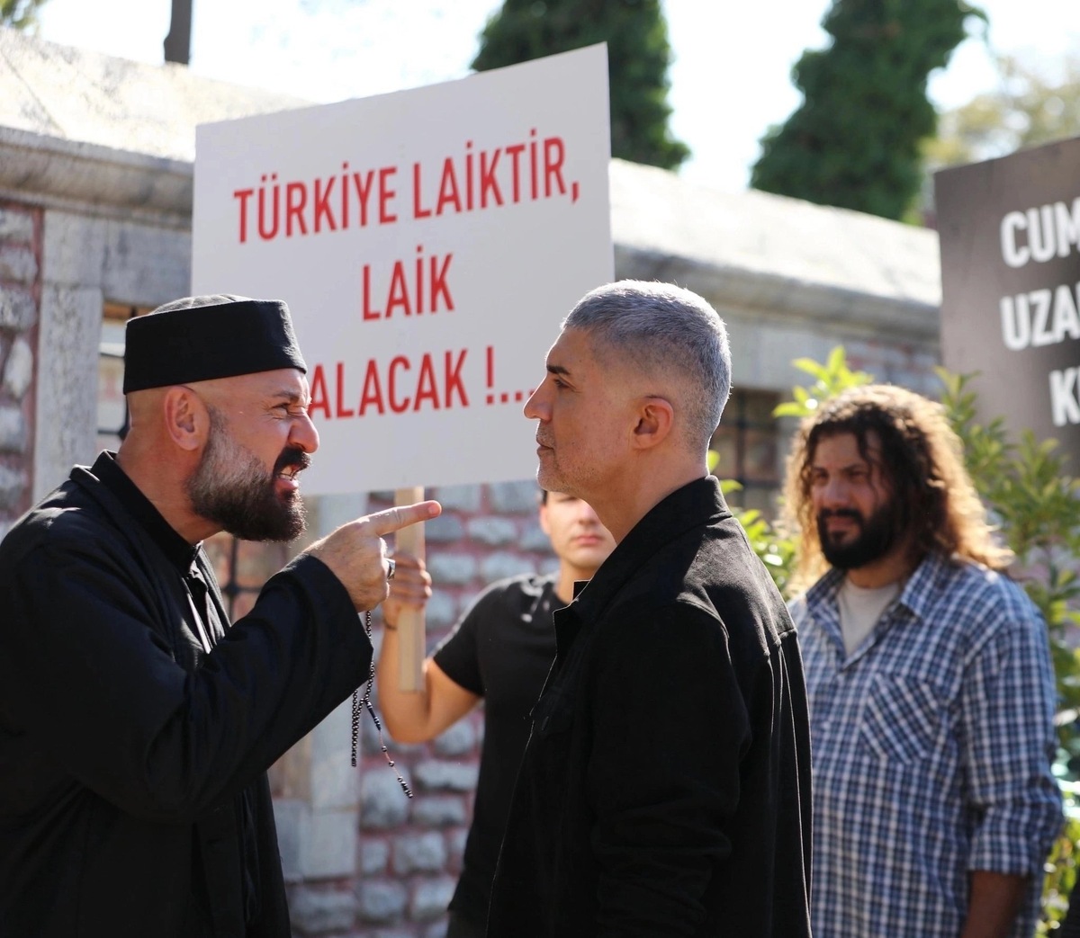 Кадр из сериала "Красные бутоны". Картинка из Интернета.